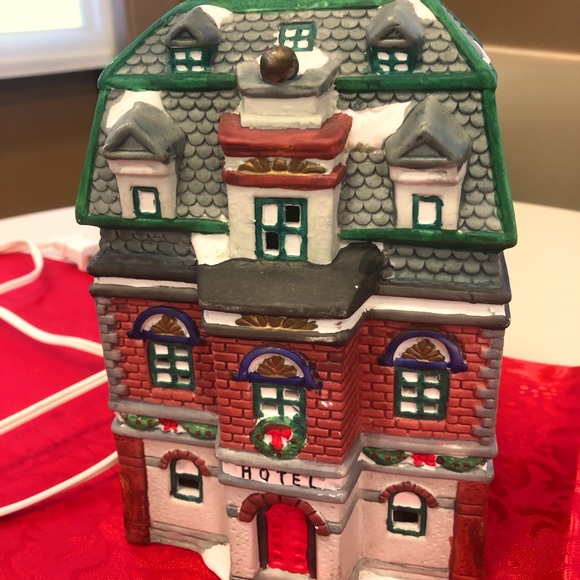 Holiday Expressions Christmas Village Hotel Porcelain Lighted Inn Building 1994 - Picture 1 of 9